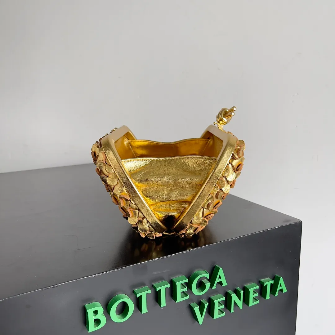 Batch 2060 Bottega Veneta 24 spring fashionable petal woven evening bag. No logo, no matter how shiny, this evening bag has gorgeous colors and eye-catching colors, and the forging of petal craftsmanship reveals the prosperity of spring. Original leather ➕ stainless steel hardware ➕ 24k real gold plating ➕ all handmade. Anyone who knows the history of our brand should have heard that the knot is a story of Bottega Veneta, and it is also one of the more important perfectly designed styles. Style number: 717622 Size: 20.5*6*12.5